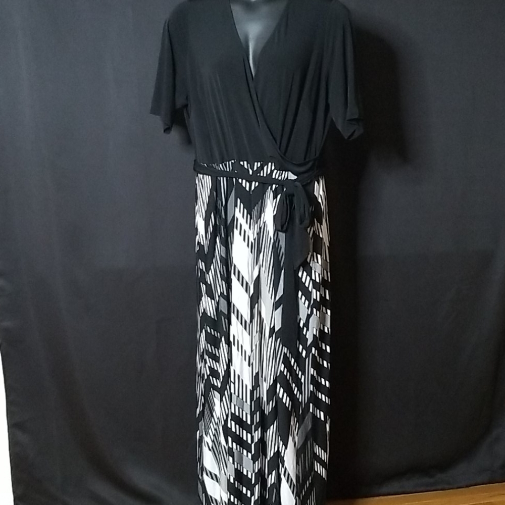 Black, white & gray short sleeve maxi.